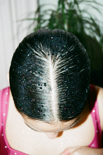 How to apply a glitter gradient over your hair
